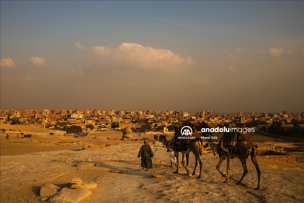 Giza piramitleri her yıl milyonlarca ziyaretçiyi ağırlıyor