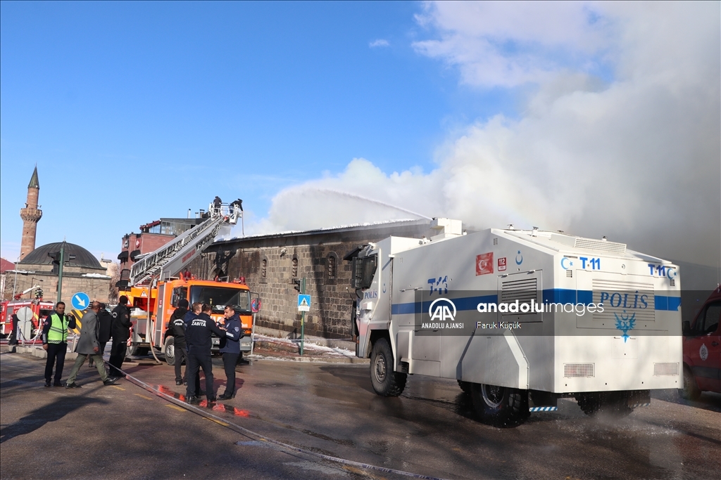 Erzurum'da tarihi Taş Ambarlar'da çıkan yangına müdahale ediliyor