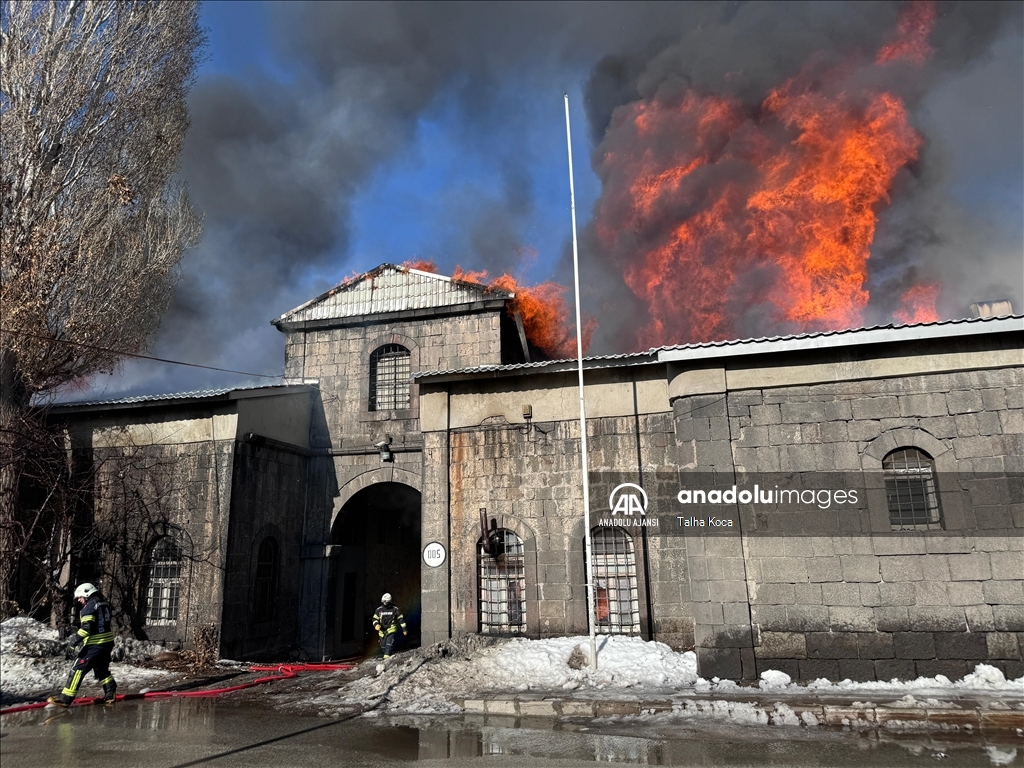 Erzurum'da tarihi Taş Ambarlar'da çıkan yangına müdahale ediliyor