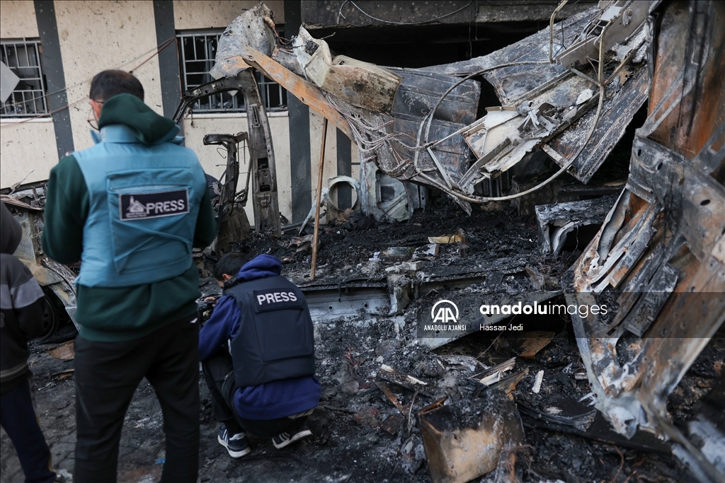 İsrail'in Gazze'de El-Kuds el-Yevm televizyonuna ait canlı yayın aracına düzenlediği saldırıda 5 gazeteci öldü