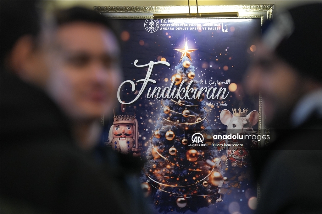 "Fındıkkıran" balesi bileti almak için sabahın 5'inde kamp sandalyesiyle kuyruğa girdiler