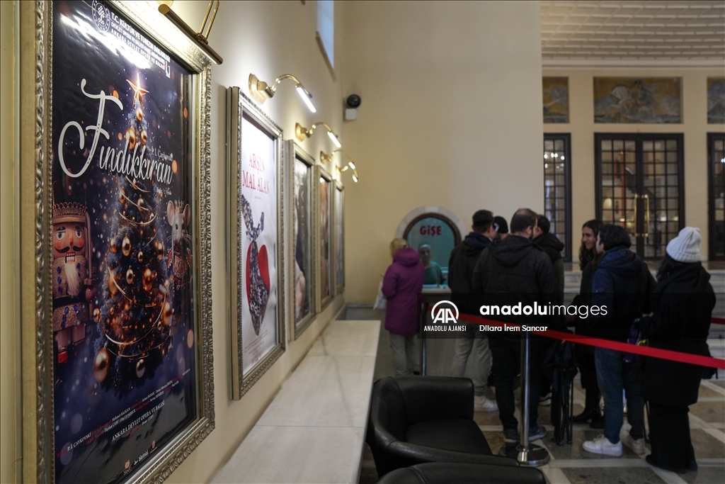 "Fındıkkıran" balesi bileti almak için sabahın 5'inde kamp sandalyesiyle kuyruğa girdiler