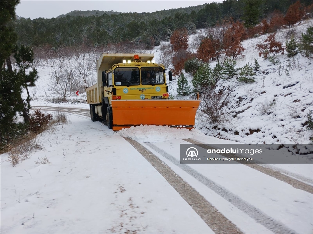 Manisa'nın yüksek kesimlerinde kar etkili oluyor