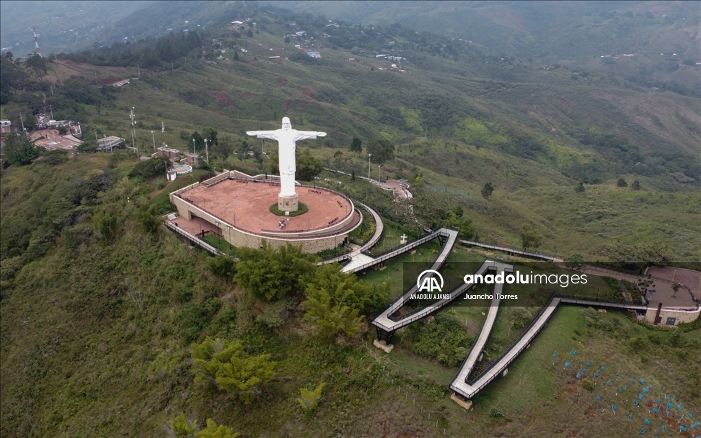 Cali'nin ünlü 26 metrelik görkemli Cristo Rey heykeli