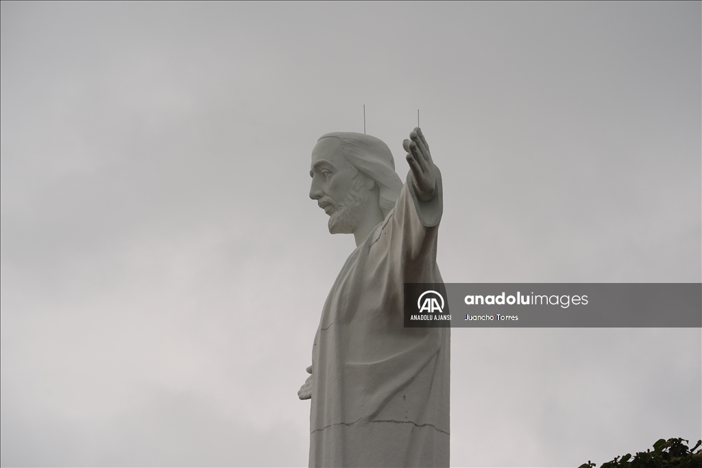 Cali'nin ünlü 26 metrelik görkemli Cristo Rey heykeli
