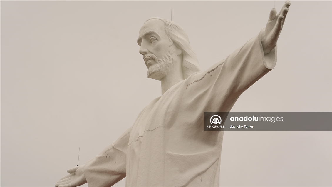 Cali'nin ünlü 26 metrelik görkemli Cristo Rey heykeli