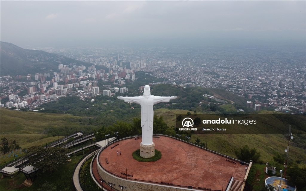 Cali'nin ünlü 26 metrelik görkemli Cristo Rey heykeli
