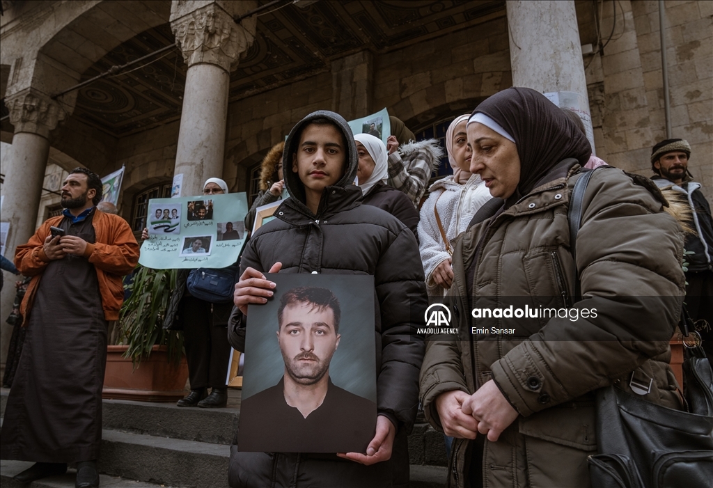 Семьи, разыскивающие своих родственников, задержанных режимом «Баас», провели демонстрацию у железнодорожного вокзала Хиджаз в Дамаске