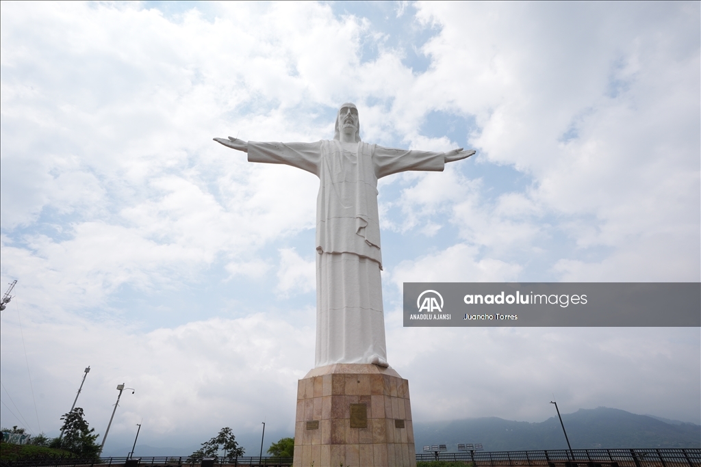 Cali'nin ünlü 26 metrelik görkemli Cristo Rey heykeli
