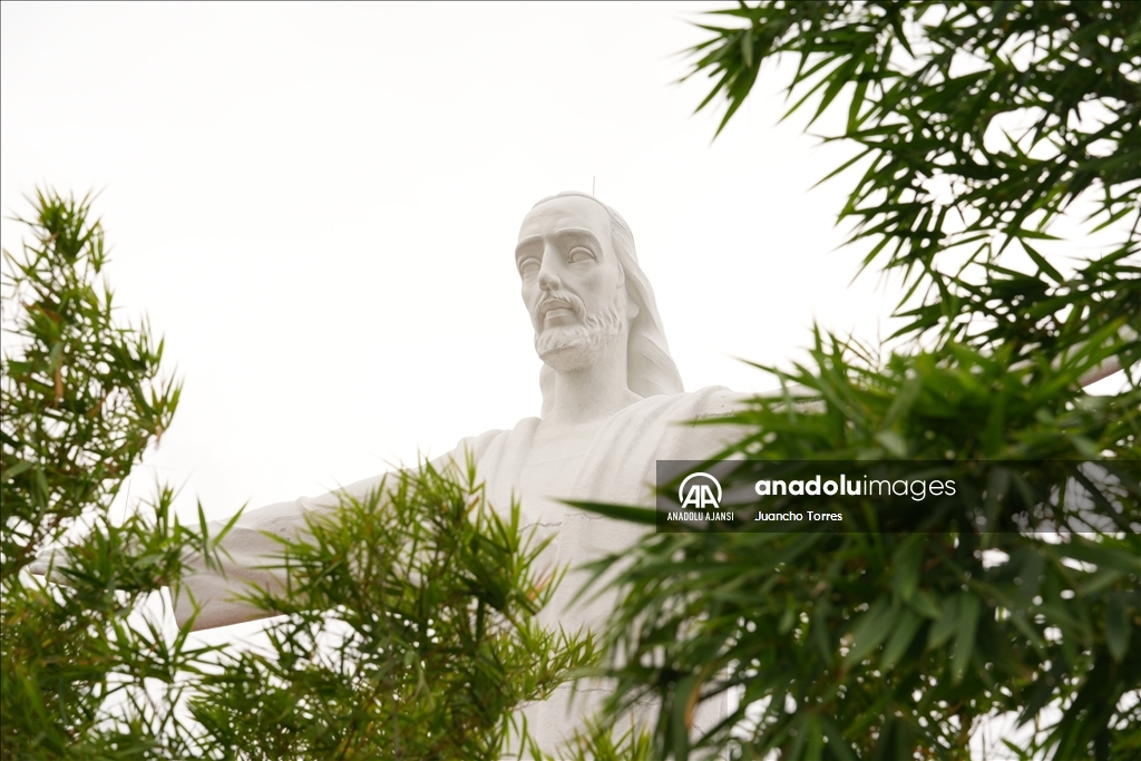 Cali'nin ünlü 26 metrelik görkemli Cristo Rey heykeli