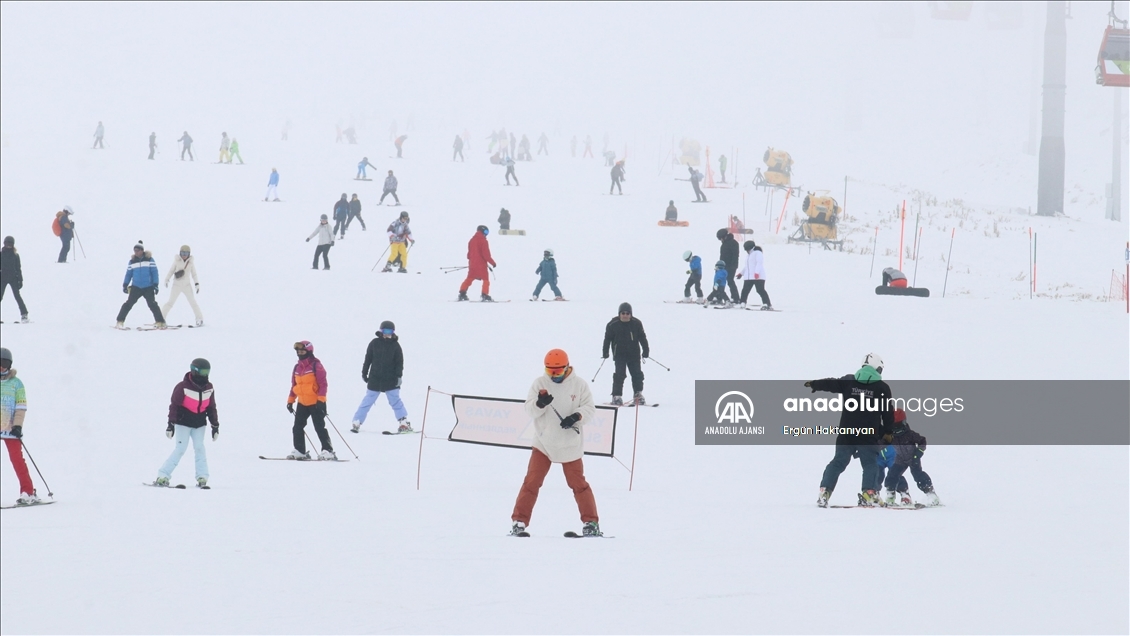 Erciyes Kayak Merkezi'nde hafta sonu yoğunluğu yaşandı