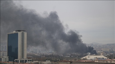 Ankara'da 2 katlı binada çıkan yangına müdahale ediliyor