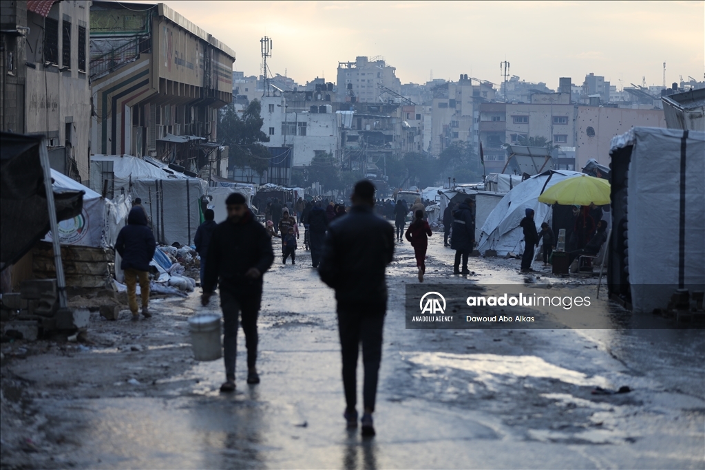 Palestinians staying in tents due to Israeli attacks struggling with the cold weather 