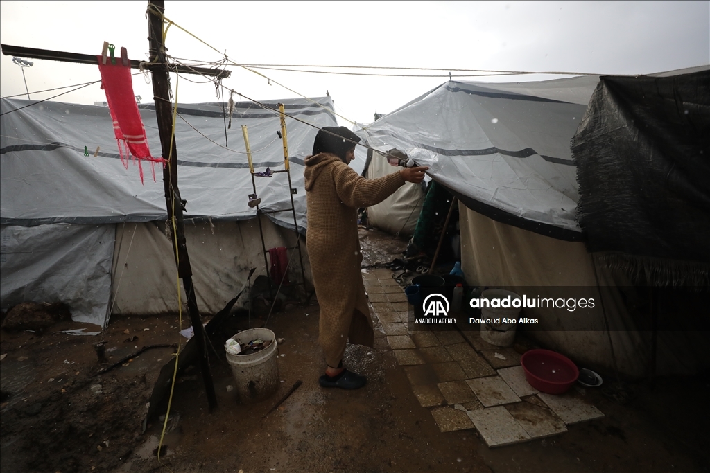 Palestinians staying in tents due to Israeli attacks struggling with the cold weather 