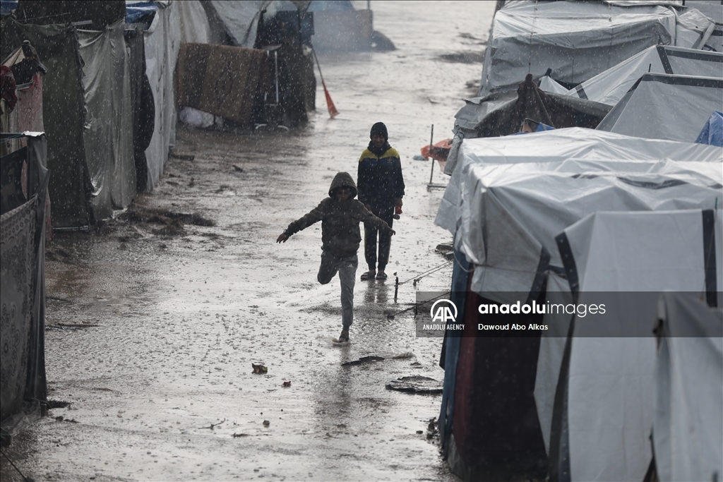 Palestinians staying in tents due to Israeli attacks struggling with the cold weather 