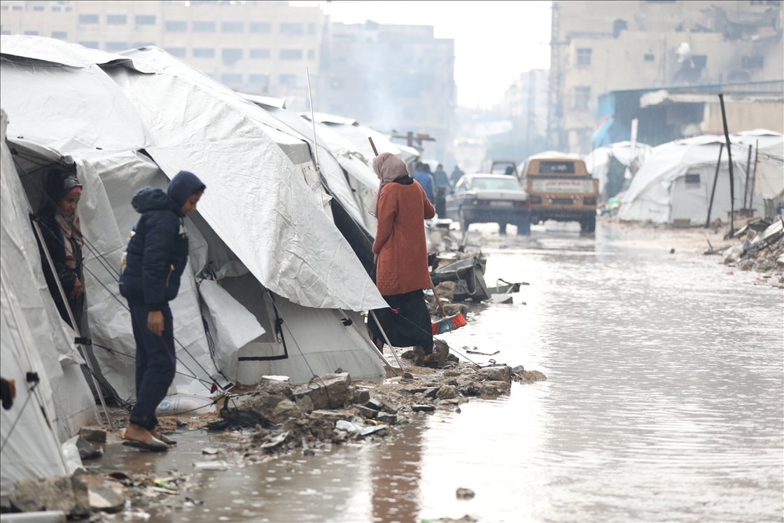 Palestinians staying in tents due to Israeli attacks struggling with the cold weather