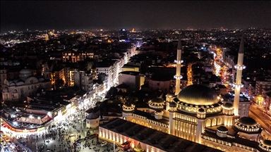 İstanbul'un işlek cadde ve meydanlarında yılbaşı hareketliliği