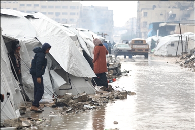 Palestinians staying in tents due to Israeli attacks struggling with the cold weather