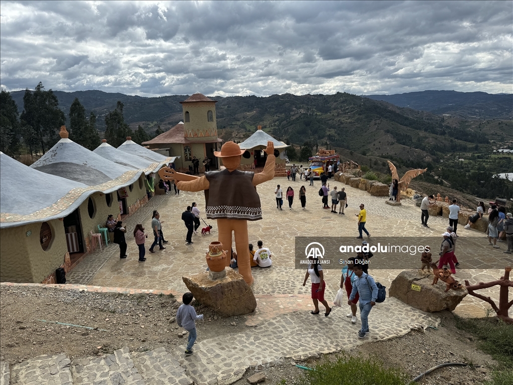 Kolombiya'nın el sanatları başkenti: Raquira kasabası