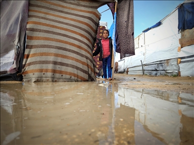 قذائف وأمطار بسماء غزة.. الخيام تغرق والنازحون يرتعشون بردا