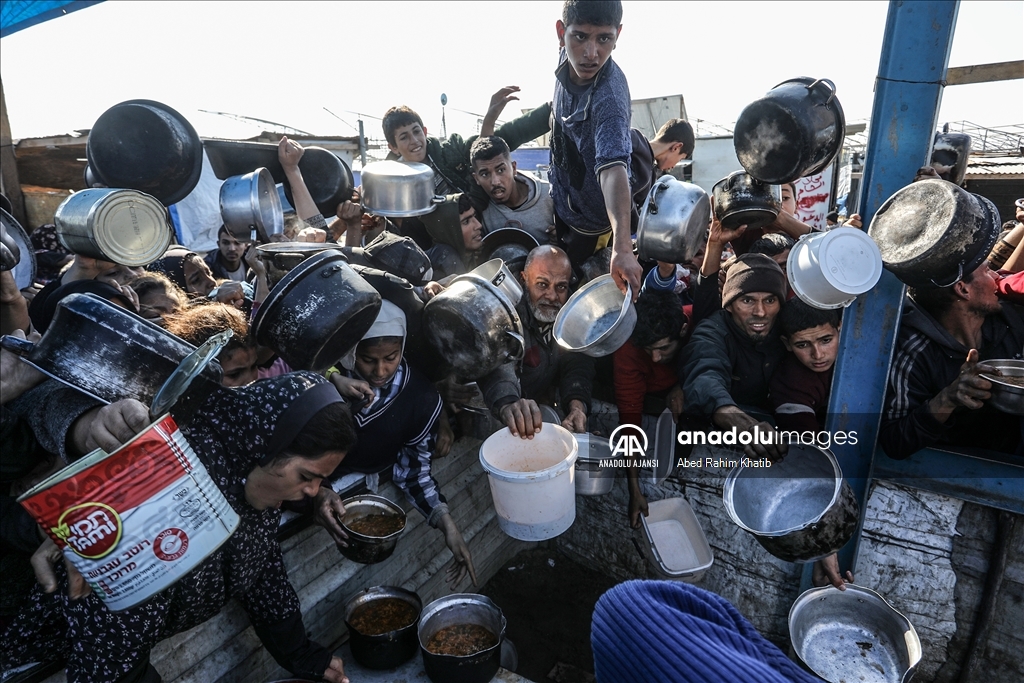 İsrail saldırıları altındaki Gazze'de Filistinlilere yemek dağıtıldı