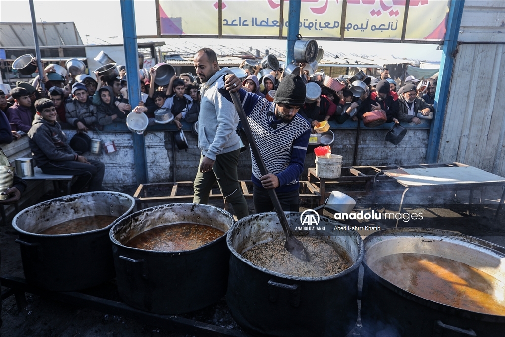 İsrail saldırıları altındaki Gazze'de Filistinlilere yemek dağıtıldı