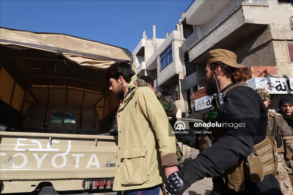 Suriye'nin Humus ilinde silahlarını teslim etmeyen devrik rejimin askerlerine operasyon başlatıldı