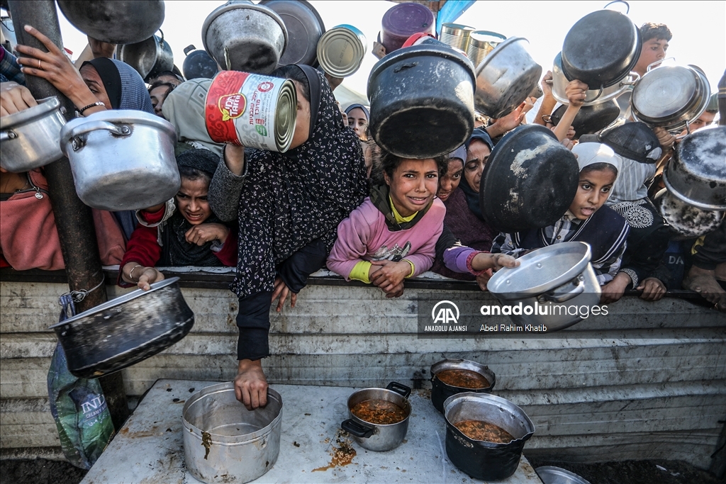 İsrail saldırıları altındaki Gazze'de Filistinlilere yemek dağıtıldı