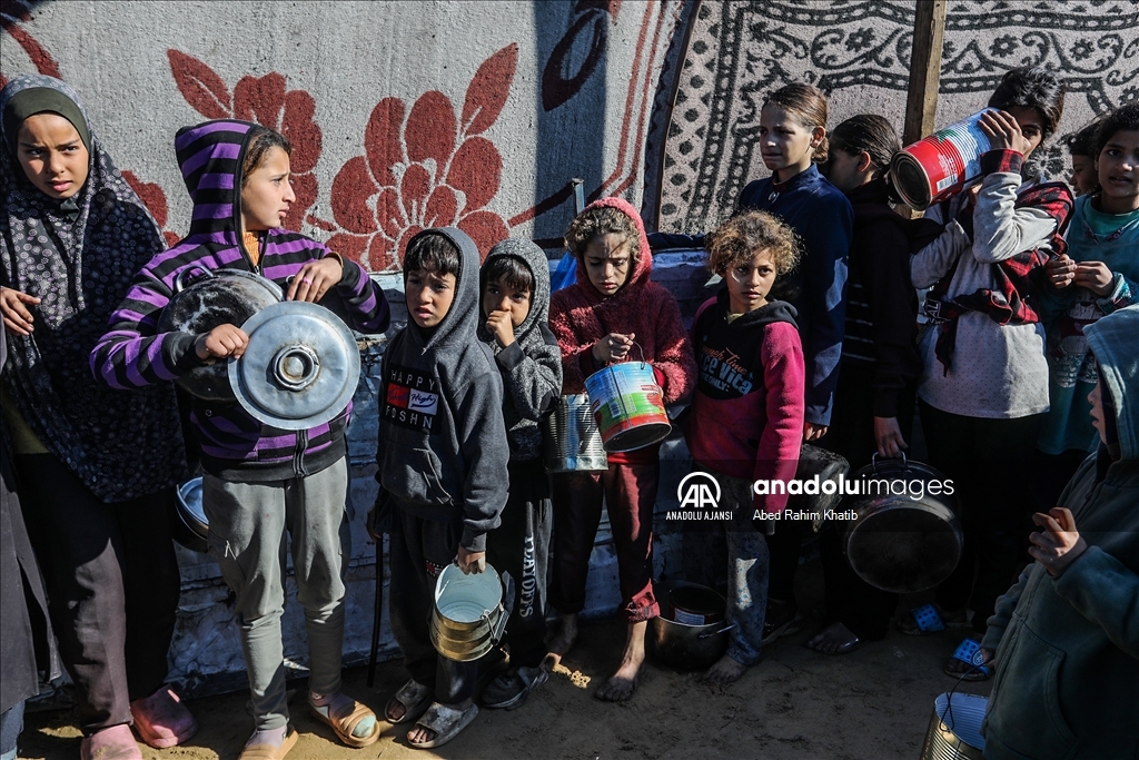 İsrail saldırıları altındaki Gazze'de Filistinlilere yemek dağıtıldı