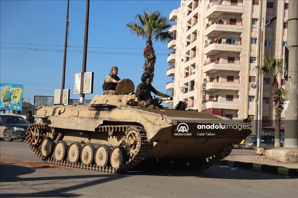 Suriye'nin Humus ilinde silahlarını teslim etmeyen devrik rejimin askerlerine operasyon başlatıldı