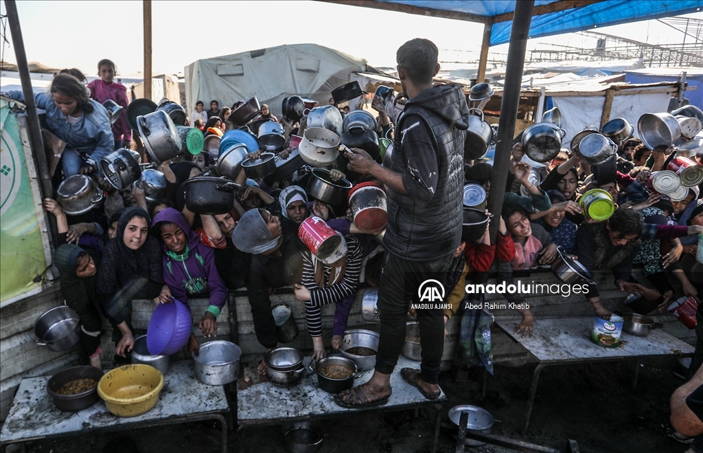 İsrail saldırıları altındaki Gazze'de Filistinlilere yemek dağıtıldı