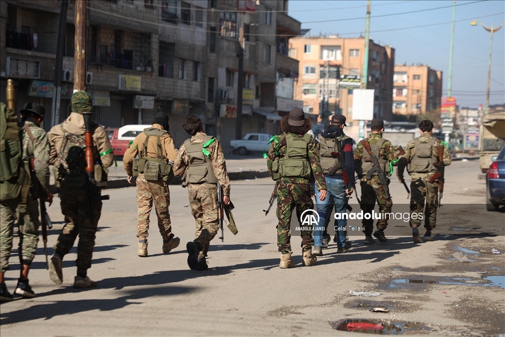 Suriye'nin Humus ilinde silahlarını teslim etmeyen devrik rejimin askerlerine operasyon başlatıldı