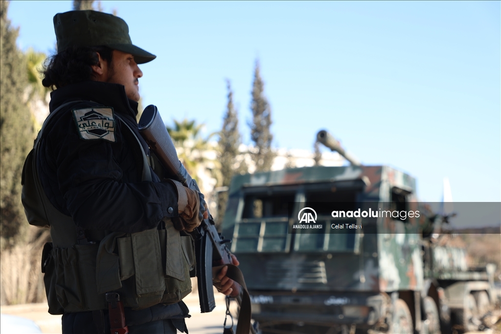 Suriye'nin Humus ilinde silahlarını teslim etmeyen devrik rejimin askerlerine operasyon başlatıldı