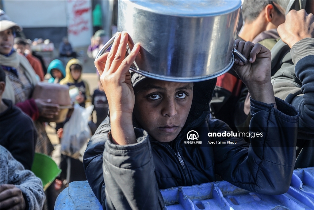 İsrail saldırıları altındaki Gazze'de Filistinlilere yemek dağıtıldı