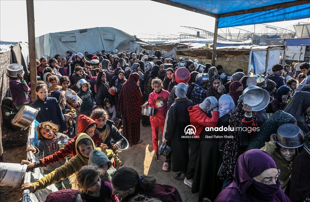 İsrail saldırıları altındaki Gazze'de Filistinlilere yemek dağıtıldı