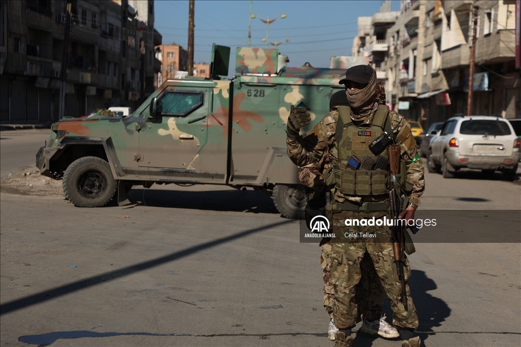 Suriye'nin Humus ilinde silahlarını teslim etmeyen devrik rejimin askerlerine operasyon başlatıldı