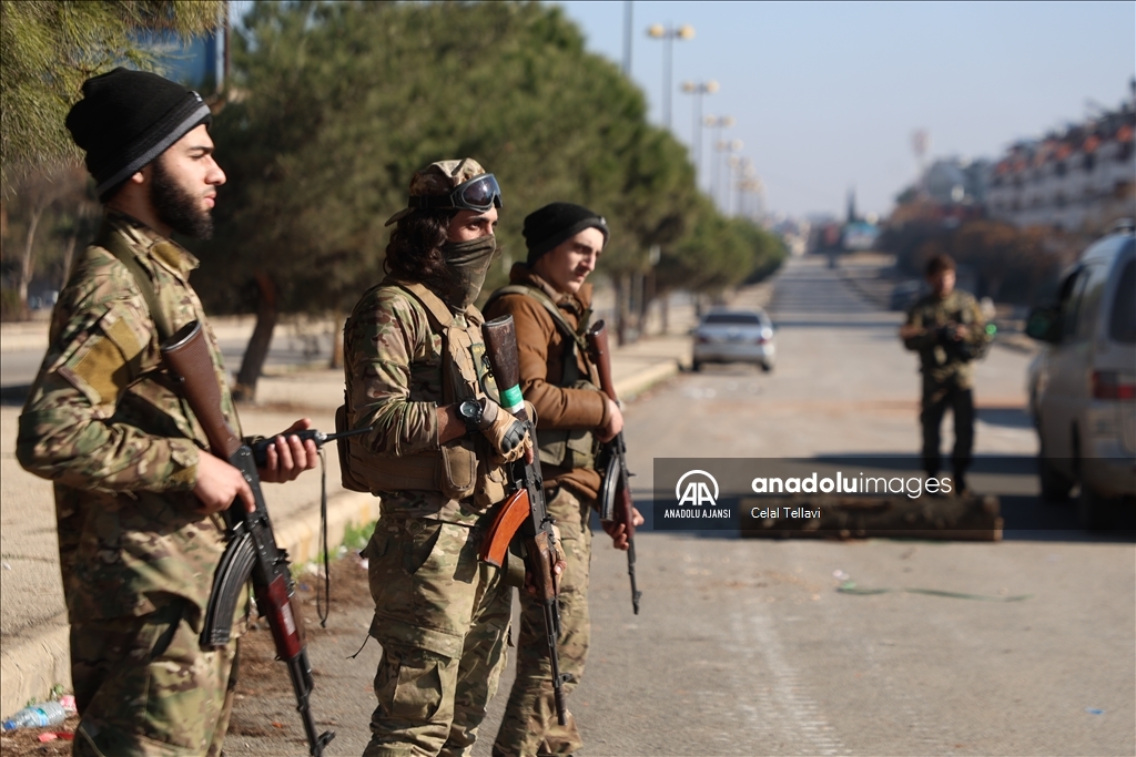 Suriye'nin Humus ilinde silahlarını teslim etmeyen devrik rejimin askerlerine operasyon başlatıldı