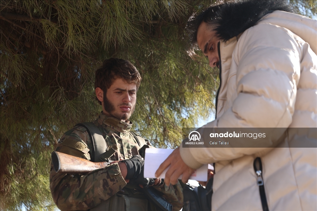 Suriye'nin Humus ilinde silahlarını teslim etmeyen devrik rejimin askerlerine operasyon başlatıldı