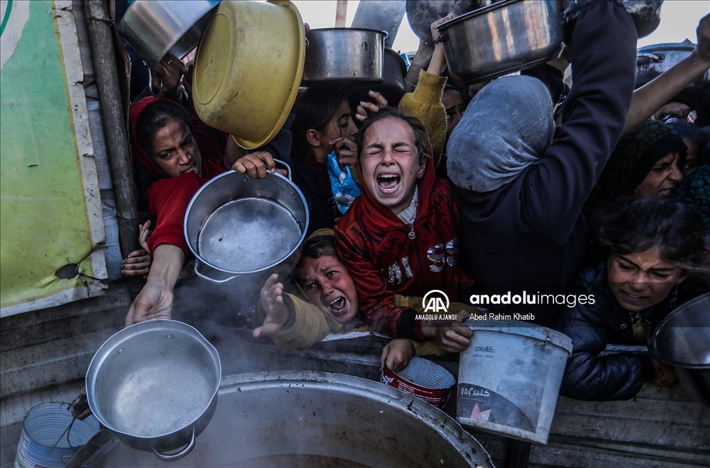 İsrail saldırıları altındaki Gazze'de Filistinlilere yemek dağıtıldı