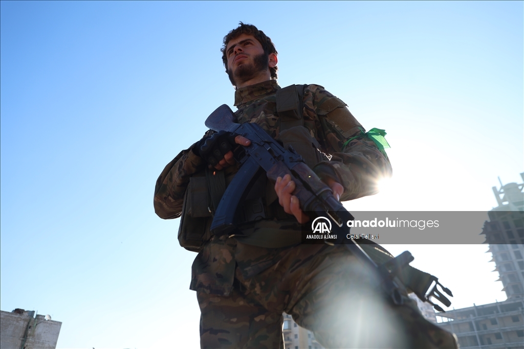 Suriye'nin Humus ilinde silahlarını teslim etmeyen devrik rejimin askerlerine operasyon başlatıldı