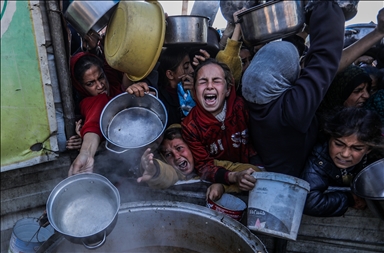 İsrail saldırıları altındaki Gazze'de Filistinlilere yemek dağıtıldı