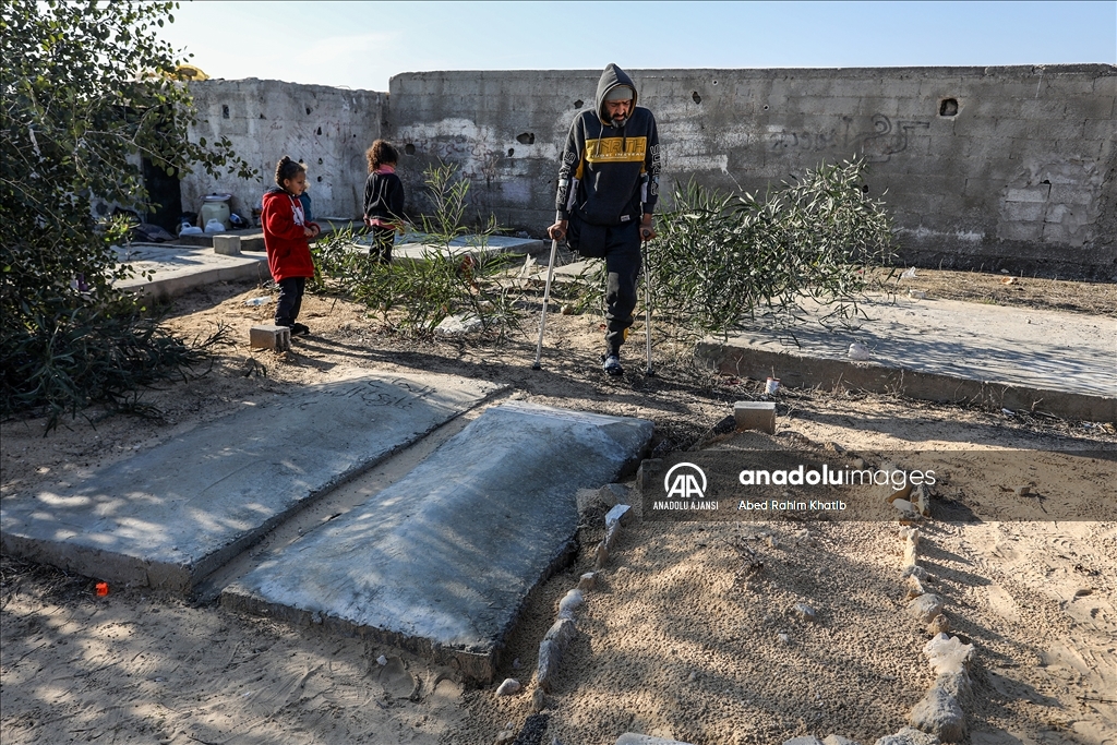 İsrail saldırısında bacağını kaybeden Filistinli adam ve ailesi mezarlıkta yaşamaya başladı
