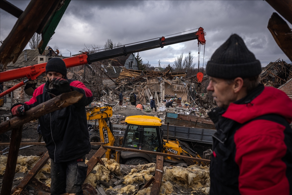 Ukrayna'nın Sloviansk kentinde sivil halk füze saldırısı sonrası hasarı onarıyor