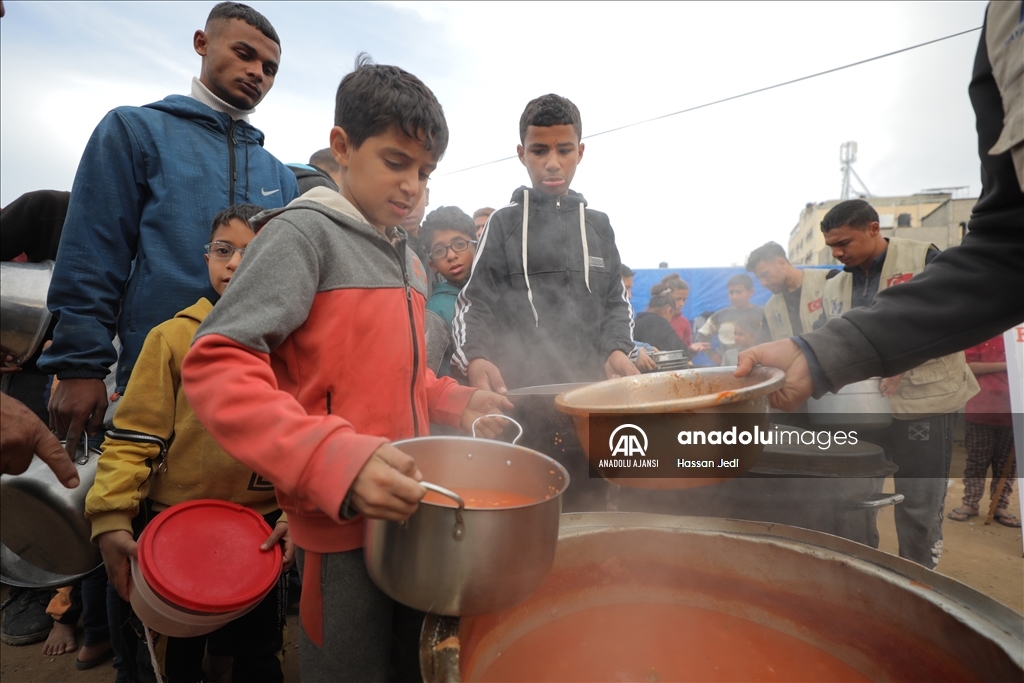 İsrail saldırıları altındaki Gazzelilere sıcak yemek dağıtıldı