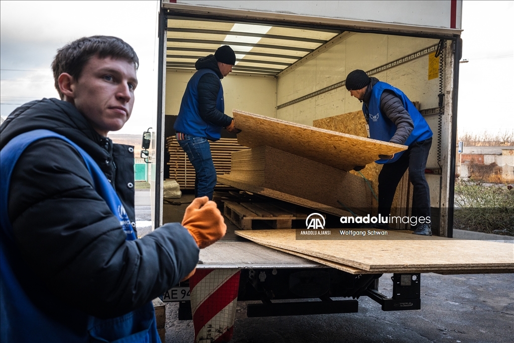 Ukrayna'nın Sloviansk kentinde sivil halk füze saldırısı sonrası hasarı onarıyor