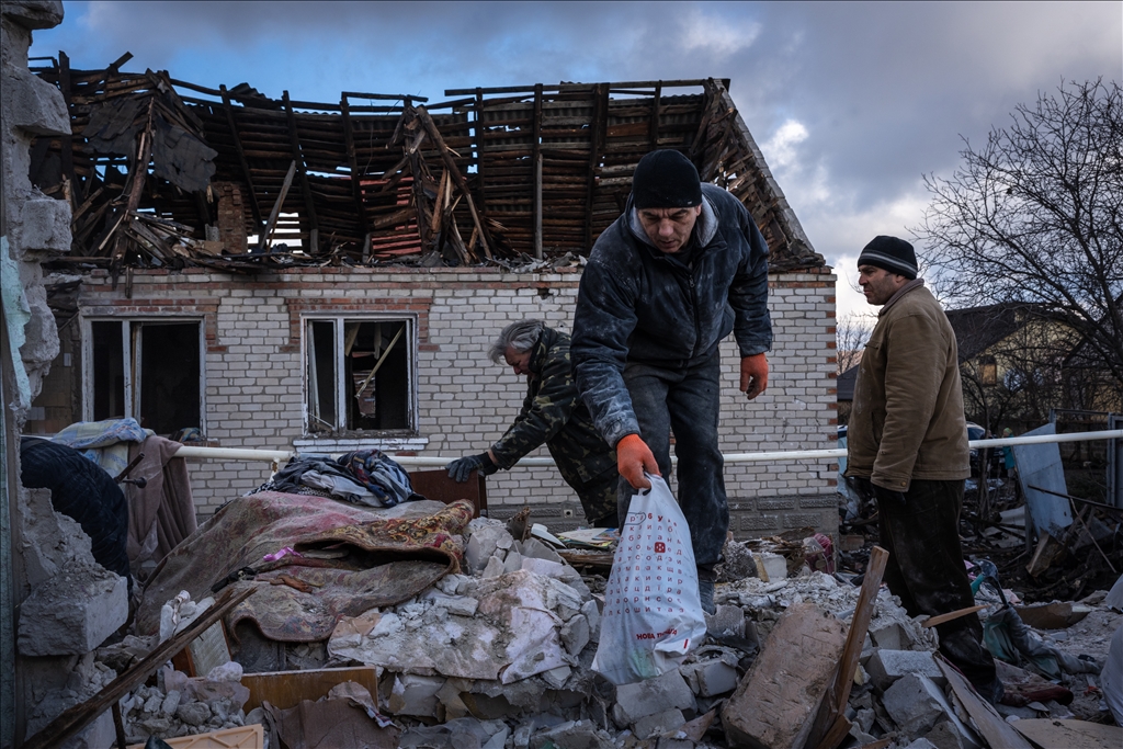 Ukrayna'nın Sloviansk kentinde sivil halk füze saldırısı sonrası hasarı onarıyor