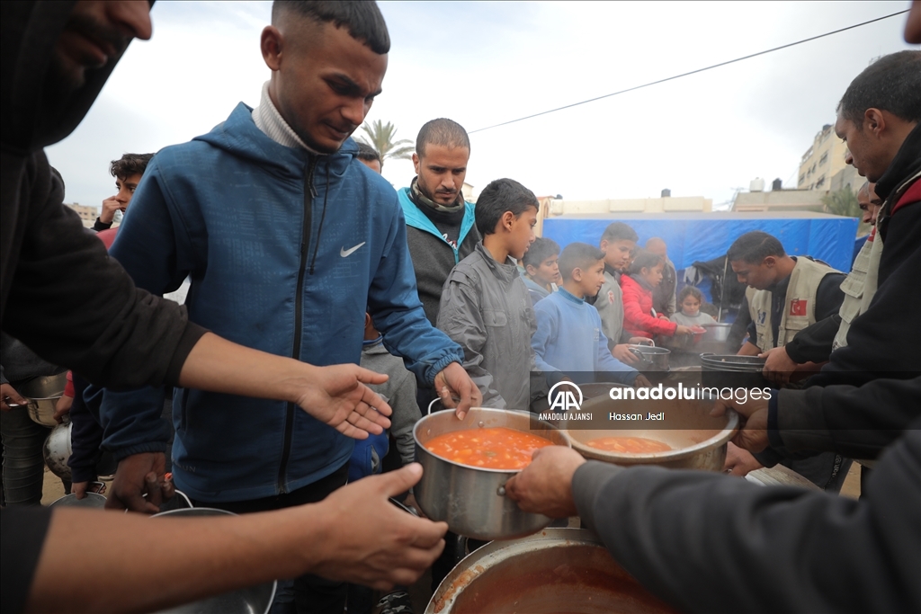 İsrail saldırıları altındaki Gazzelilere sıcak yemek dağıtıldı