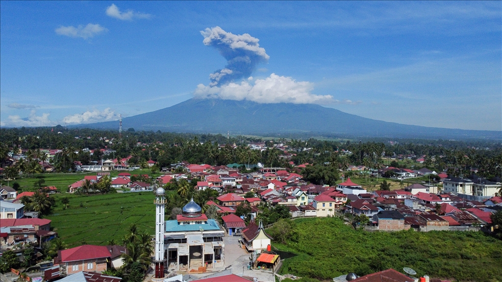 Endonezya'daki Marapi Yanardağı yeniden faaliyete geçti