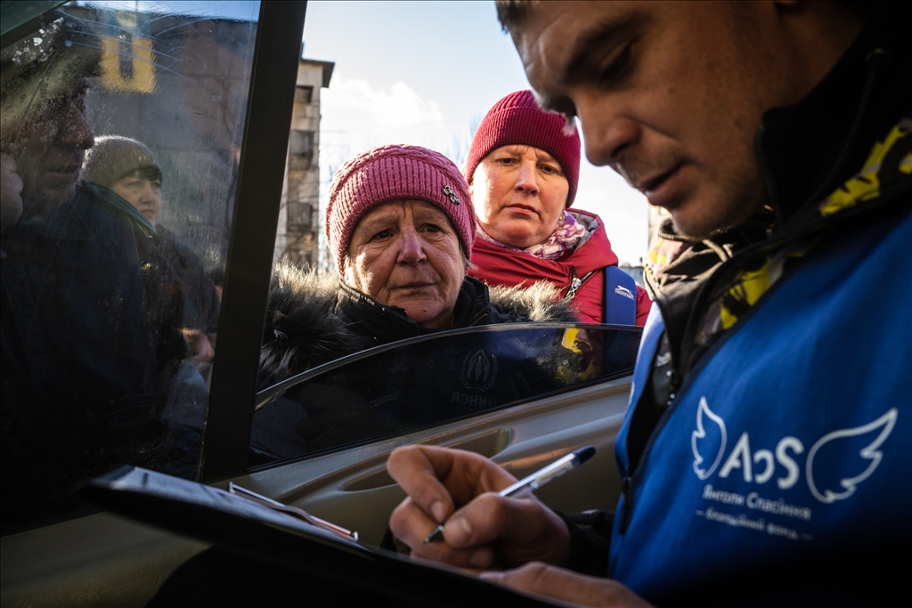 Ukrayna'nın Sloviansk kentinde sivil halk füze saldırısı sonrası hasarı onarıyor