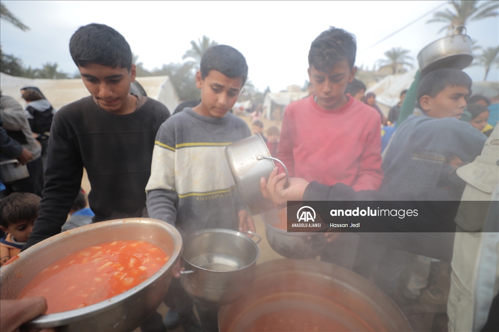 İsrail saldırıları altındaki Gazzelilere sıcak yemek dağıtıldı